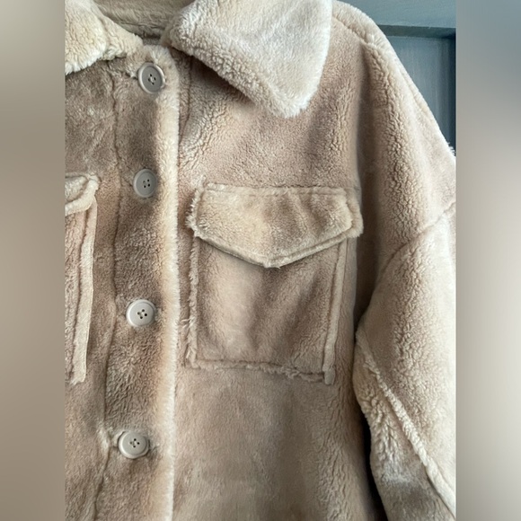 American Eagle 🦅 
Tan teddy fur jacket/coat 🧥 
Size Small - Picture 2 of 8